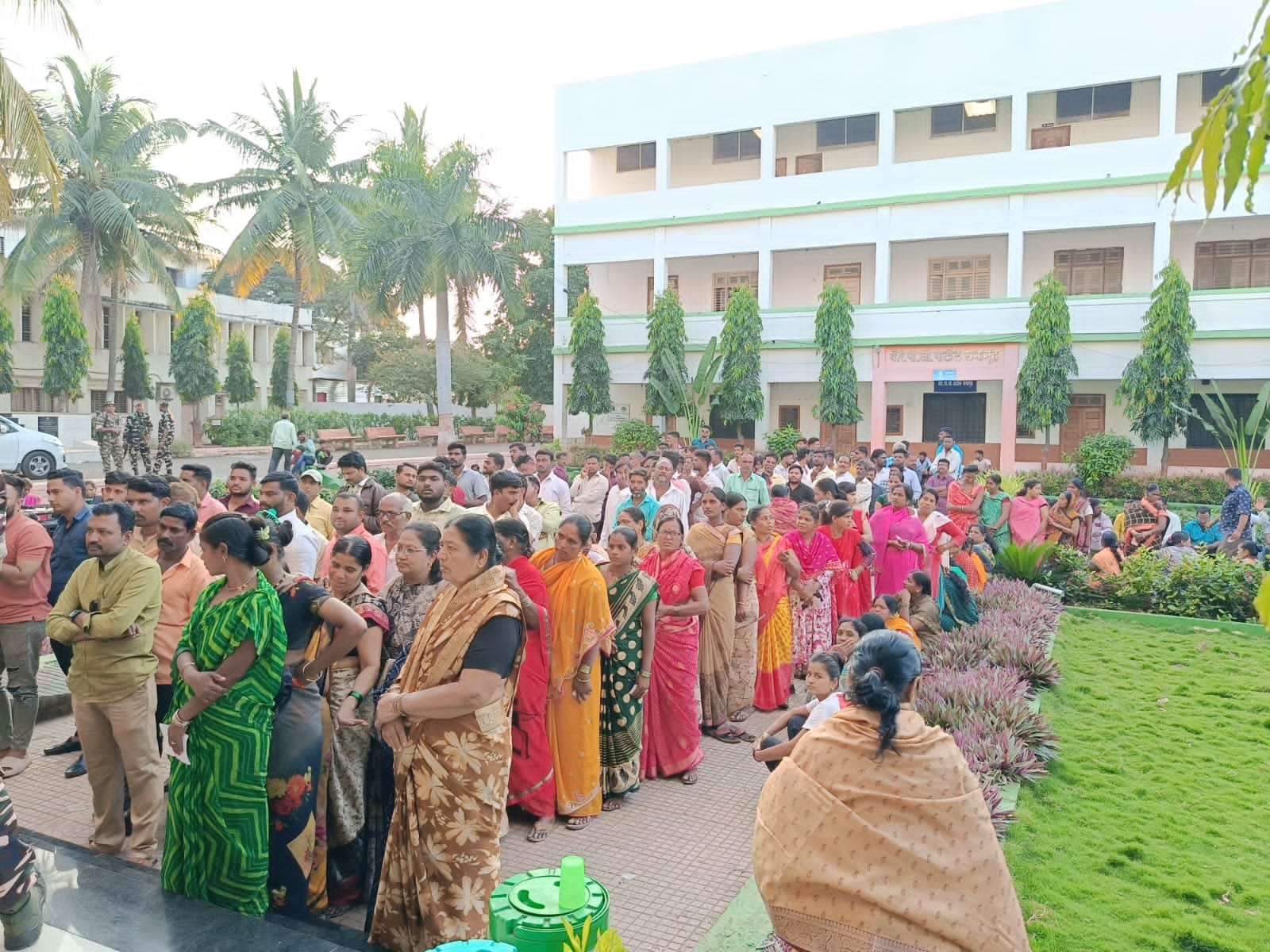 सोलापूर जिल्ह्यात लाडक्या बहिणींचा मतदानाला मोठा प्रतिसाद